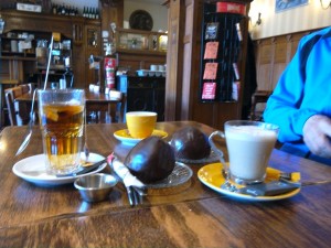 Morning refreshments with a 'Bosschen Bol'